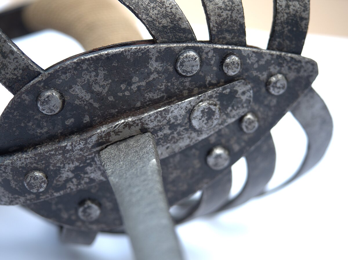 7. att. Rapiera šķērša daļa pēc korozijas slāņu noņemšanas un daļēji saglabājušos krāsojuma slāni. Foto: Gints Ajausks