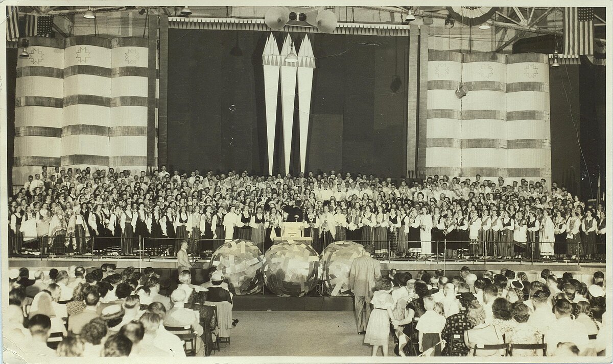 Kora lielkoncerts Čikāgas arēnā 1953.gada 31. maijā, ASV. LNA_LVA_F1985_US1_GV148 Kora lielkoncerts Čikāgas arēnā 1953.gada 31. maijā, ASV. LNA_LVA_F1985_US1_GV148