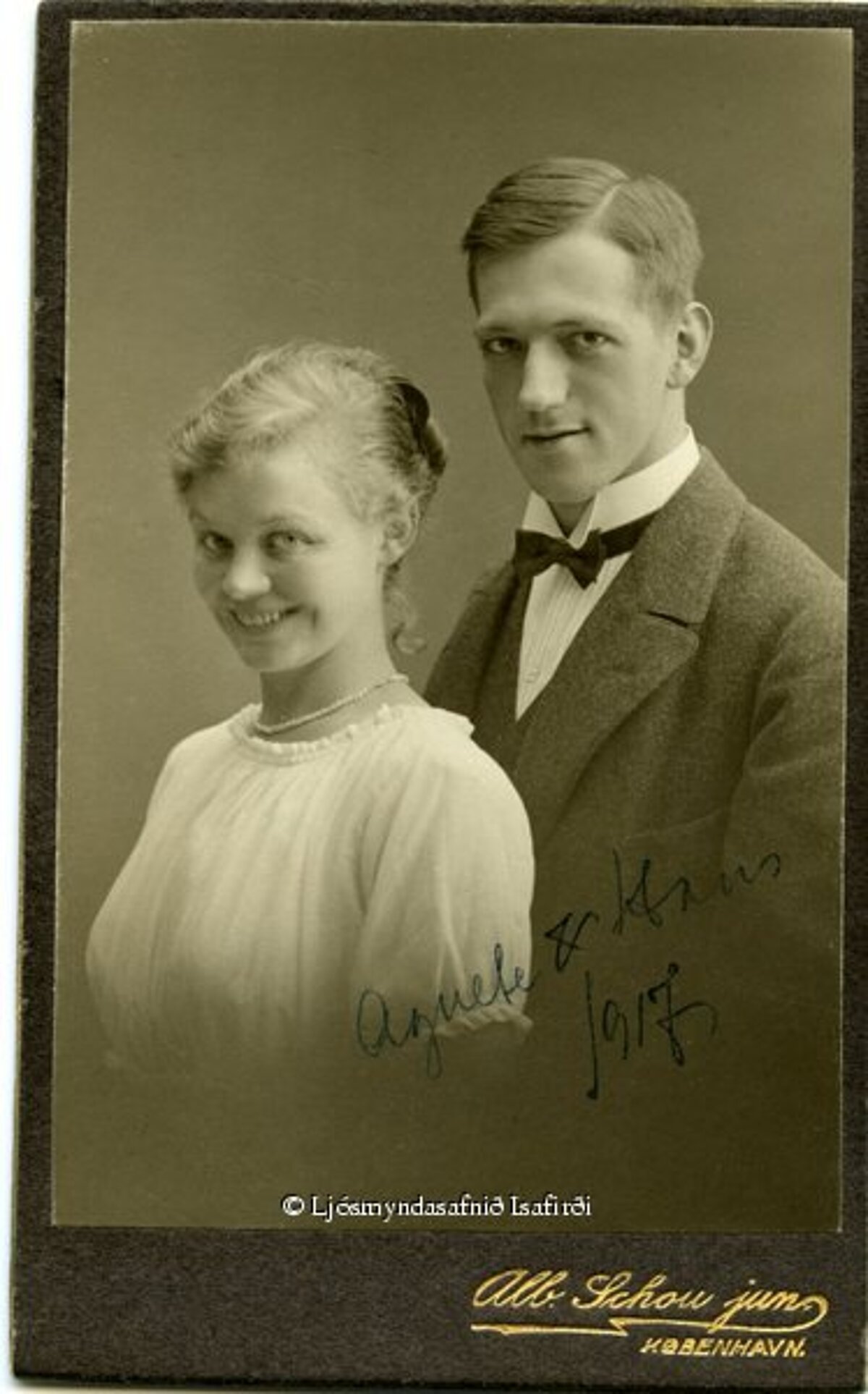 Hanss Šlešs un Agnete Vīta, 1917. g. Foto: Īsafjerdīras Fotogrāfijas muzejs. Hanss Šlešs un Agnete Vīta, 1917. g. Foto: Īsafjerdīras Fotogrāfijas muzejs.