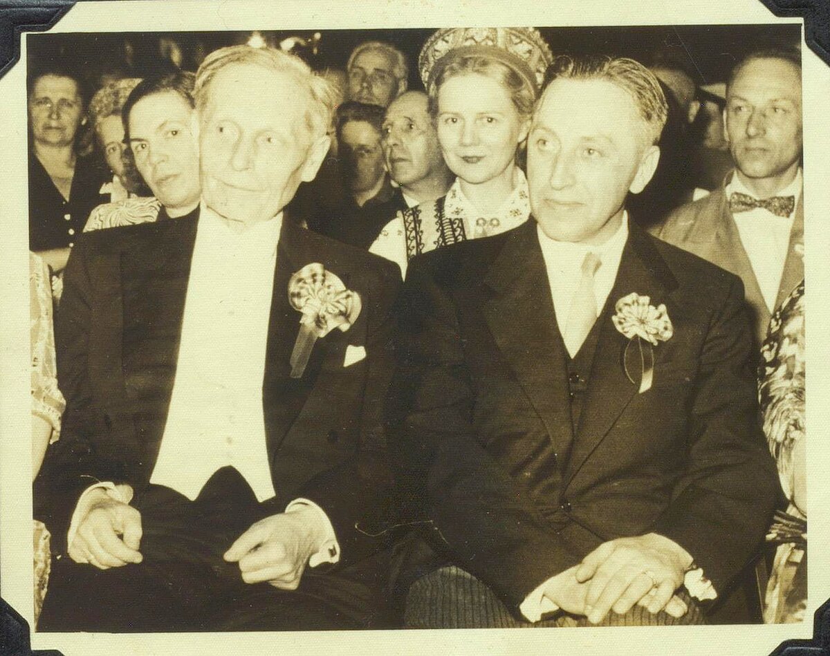 Profesors Ādolfs Ābele un Kārlis Dzirkalis I Vispārējos latviešu dziesmu svētkos Čikāgā, ASV. 1953.gada 31. maijā. LNA_LVA_F1985_US1_GV149 Profesors Ādolfs Ābele un Kārlis Dzirkalis I Vispārējos latviešu dziesmu svētkos Čikāgā, ASV. 1953.gada 31. maijā. LNA_LVA_F1985_US1_GV149