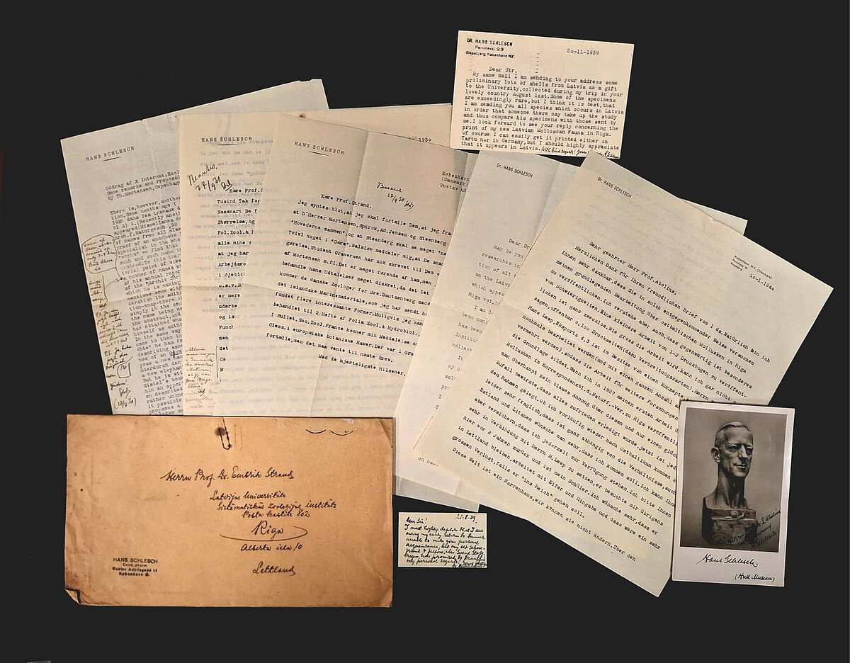 Hansa Šleša rakstītās vēstules, pastkartes un aploksnes. Foto: LU Muzeja Zooloģijas kolekciju krājums. Hansa Šleša rakstītās vēstules, pastkartes un aploksnes. Foto: LU Muzeja Zooloģijas kolekciju krājums.
