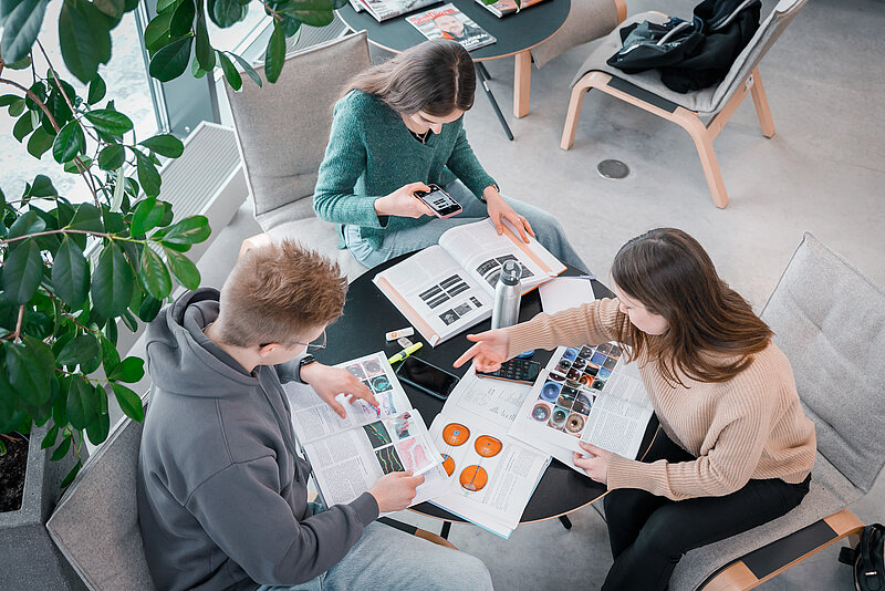 Jaunie pētnieki strādā pie promocijas darbiem Latvijas viedās specializācijas jomās