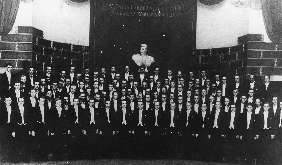 Dziedātāji pēc, iespējams, pirmā kopīgā koncerta LVU Lielajā aulā 1950. gada decembrī.