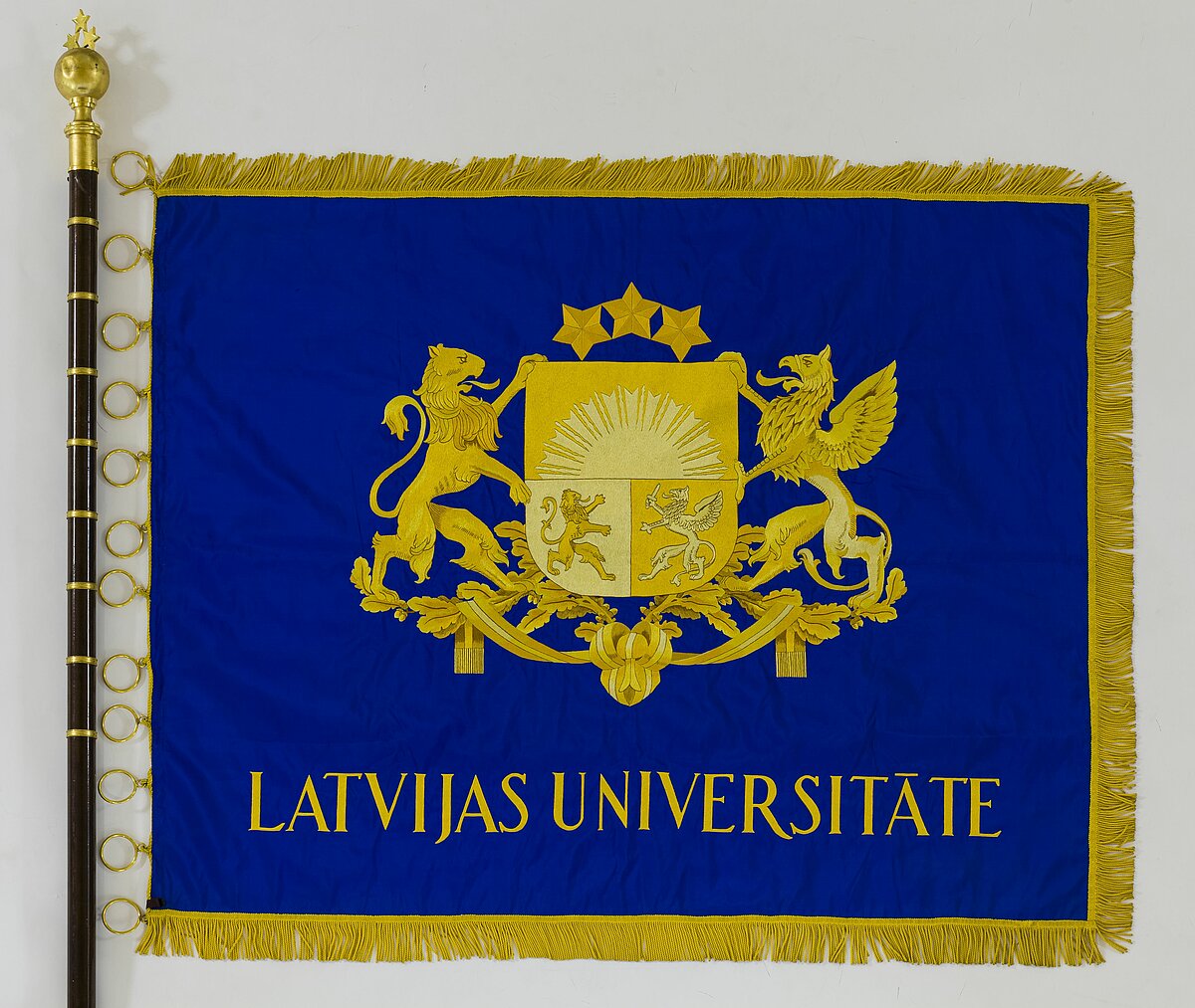 LU karoga oriģināla labā puse (RVKM krājums) LU karoga oriģināla labā puse (RVKM krājums)