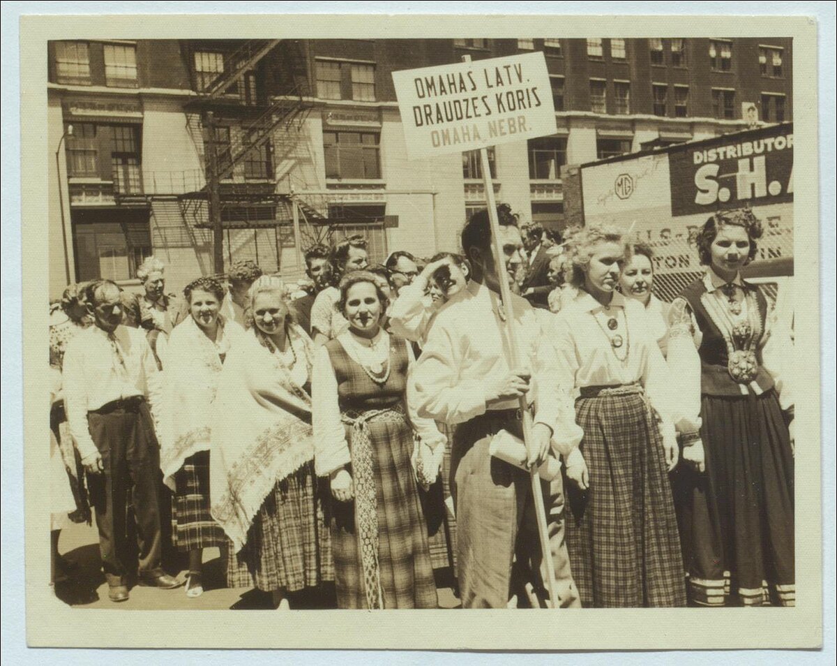 I Vispārējos latviešu dziesmu svētku Čikāgā koru gājiens Mičiganas avēnijā 1953. gada 31. maijā, ASV. LNA_LVA_F1985_US1_GV149 I Vispārējos latviešu dziesmu svētku Čikāgā koru gājiens Mičiganas avēnijā 1953. gada 31. maijā, ASV. LNA_LVA_F1985_US1_GV149