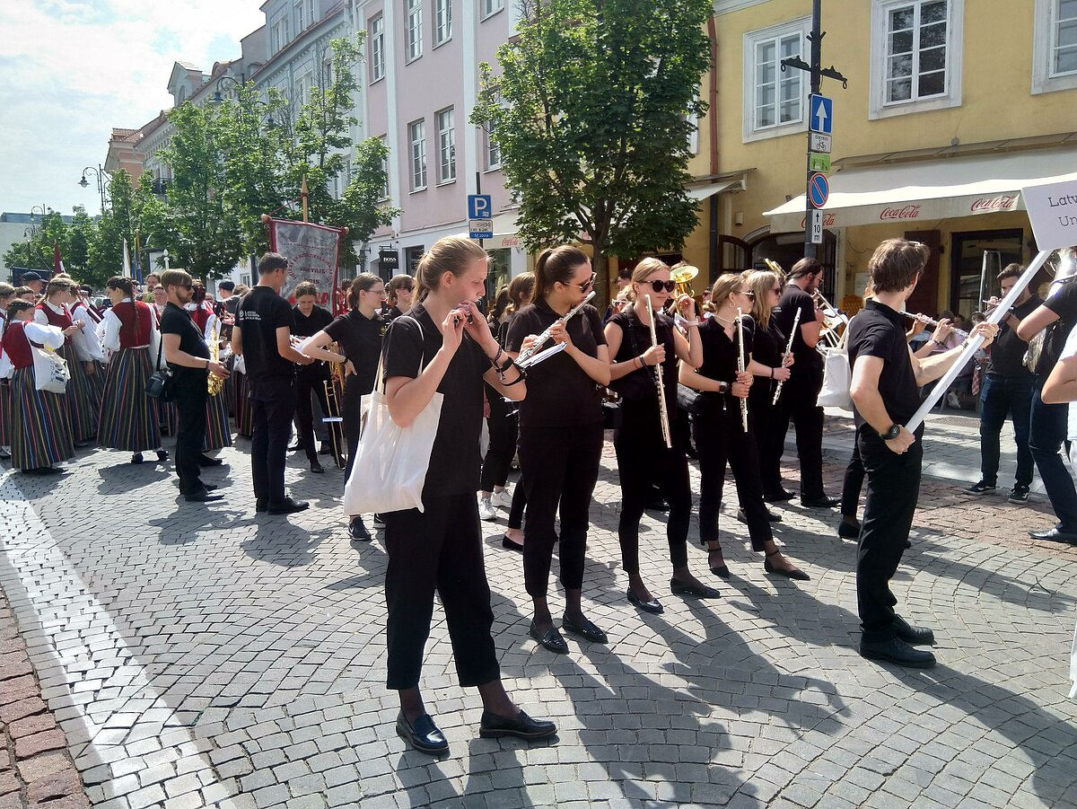 LU Pūtēju orķestris Gaudeamus gājienā