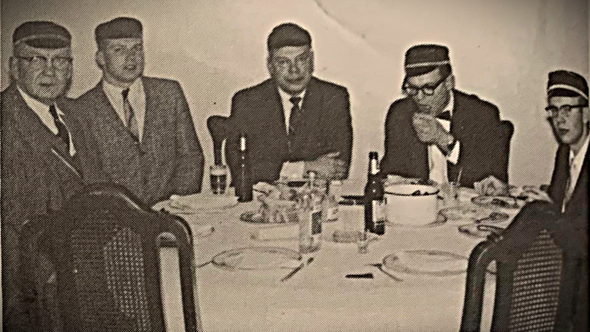 Studentu korporācijas Latvia saviesīgais vakars Jāņa Ozoliņa mājās, 1961. g. Mineapolē (ASV). No kreisās: Jānis Ozoliņš, Ģirts Jātnieks, E. Ķiploks, Vilis Vikmanis un Raitis Schefers. Foto: Studentu korporācijas Latvia Latvia arhīvs Studentu korporācijas Latvia saviesīgais vakars Jāņa Ozoliņa mājās, 1961. g. Mineapolē (ASV). No kreisās: Jānis Ozoliņš, Ģirts Jātnieks, E. Ķiploks, Vilis Vikmanis un Raitis Schefers. Foto: Studentu korporācijas Latvia Latvia arhīvs