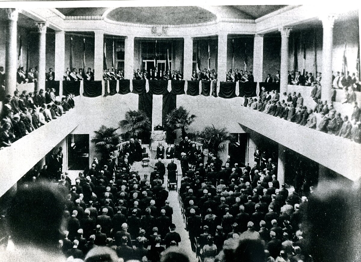 LU Jaunās aulas iesvētīšana 1935. gada 28. septembrī. Foto: no Atpūta, Nr.570 (04.10.1935) LU Jaunās aulas iesvētīšana 1935. gada 28. septembrī. Foto: no Atpūta, Nr.570 (04.10.1935)