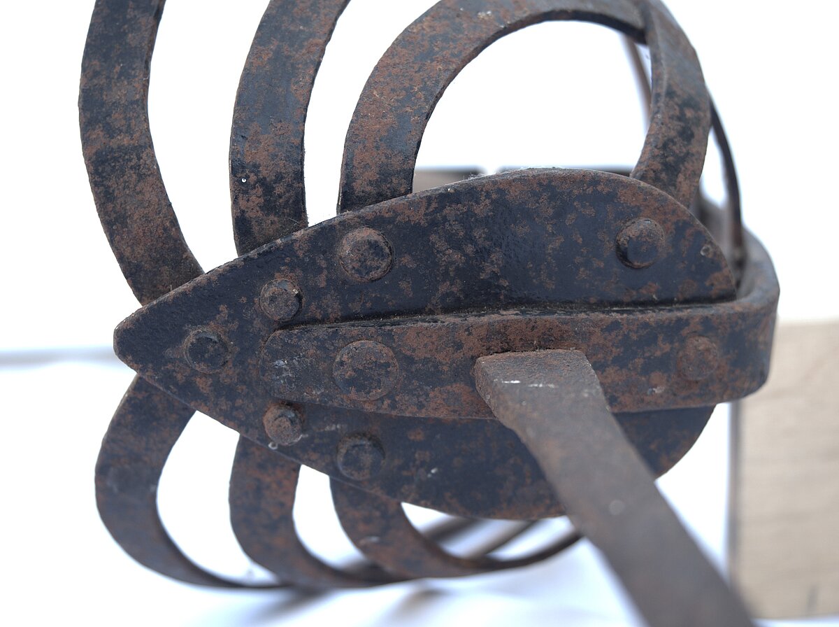 6. att. Rapiera šķērša daļa ar korozijas bojājumiem un daļēji saglabājušos krāsojuma slāni. Foto: Gints Ajausks