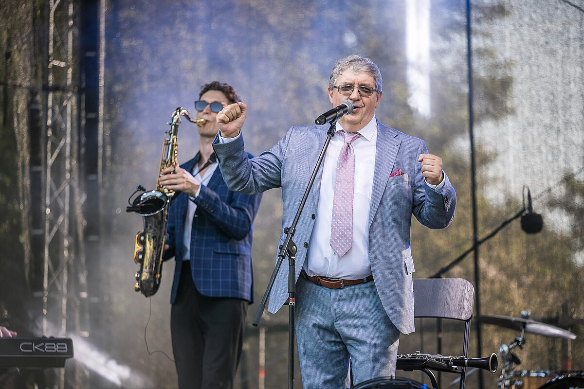 Foto: Toms Grīnbergs, LU Uz skatuves uzstājas Žoržs Siksna (fonā spēlē trompeti)