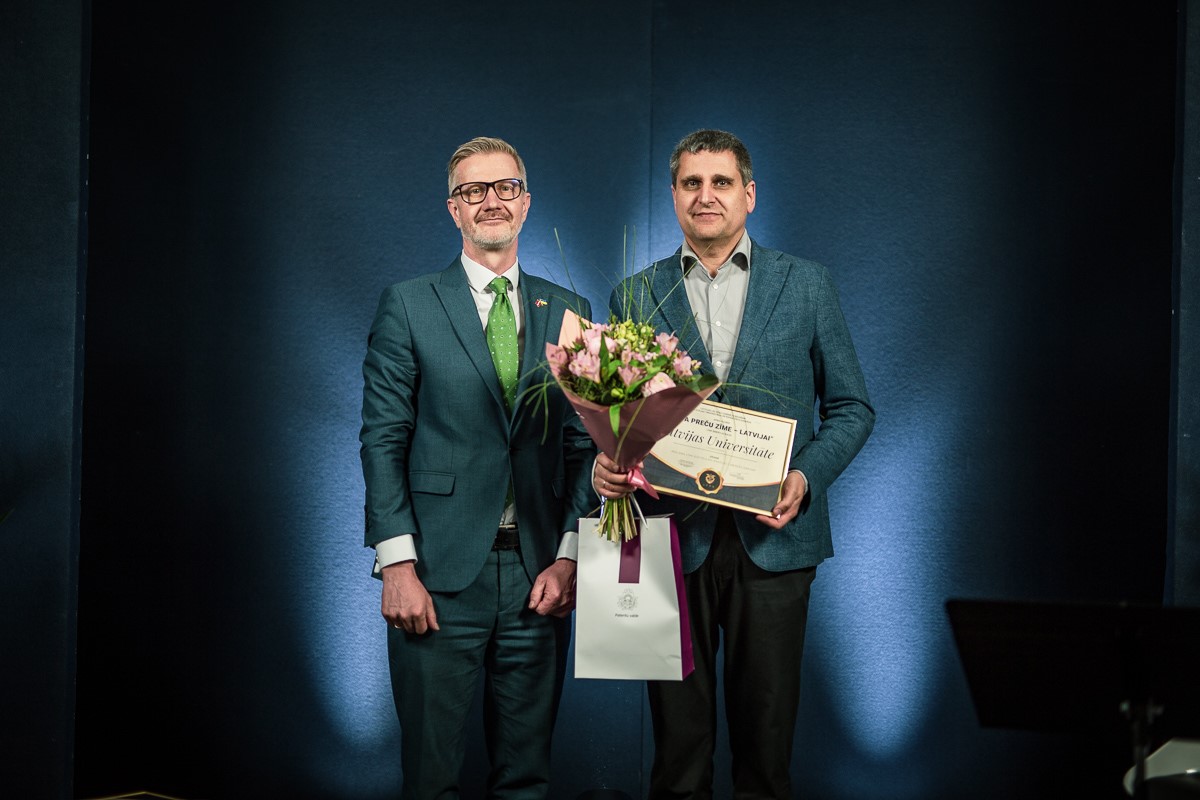 No kreisās: LTRK valdes priekšsēdētājs Jānis Endziņš un LU BVEF Vadībzinātnes nodaļas vadītājs prof. Andrejs Cekuls. Konkursa "Gada preču zīme 2022" apbalvošanas ceremonija. Publicitātes foto.